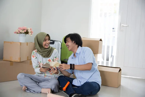 Man and woman couple sitting at their new house — Stock Photo, Image