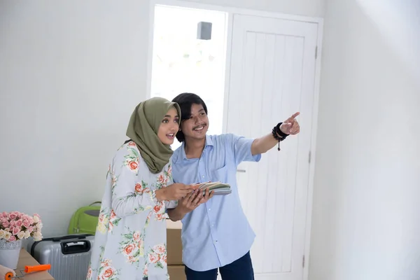 Pasangan muslim memilih cat untuk dinding — Stok Foto