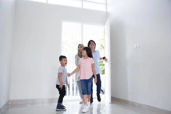Família com dois filhos entrando em sua nova casa — Fotografia de Stock