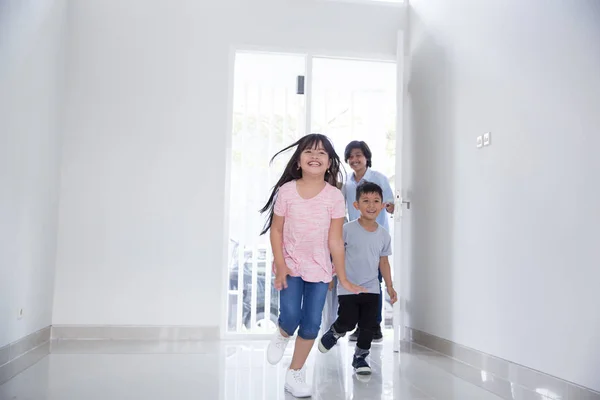 Family with two kids entering their new house — Stock Photo, Image