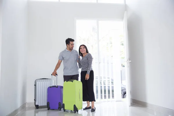 カップルは新しい家に入るスーツケース — ストック写真
