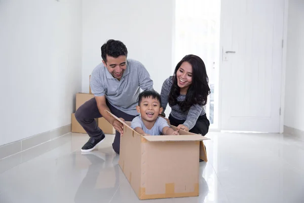 Familjen njuter av deras nya hus — Stockfoto