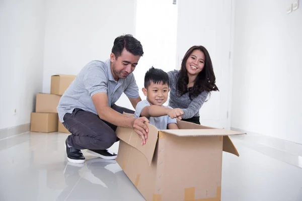 Asiático familia disfrutando su nuevo hogar juntos — Foto de Stock