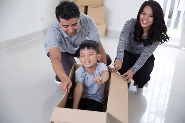 Familjen njuter av deras nya hus — Stockfoto