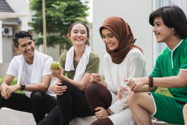 arkadaşlar eğlenmeye egzersiz sonra sohbet