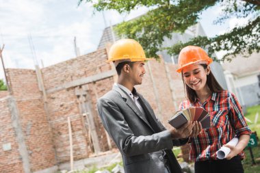 kadın ve erkek mimar boya rengi seçmek