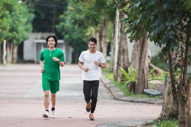 runner üzerinde egzersiz ve ısınmak iki arkadaş