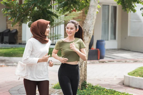 Heureux jeune asiatique femme exercice et échauffement — Photo