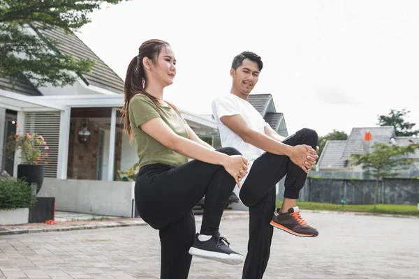 Glückliche junge asiatische Menschen treiben Sport und wärmen sich auf — Stockfoto