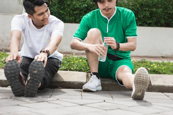 Dua teman pemanasan dan berolahraga — Stok Foto