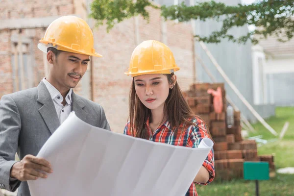 Feminino e masculino casa de construção designers — Fotografia de Stock