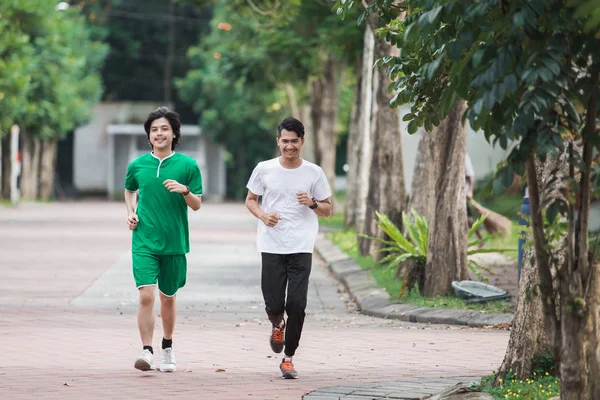 runner üzerinde egzersiz ve ısınmak iki arkadaş
