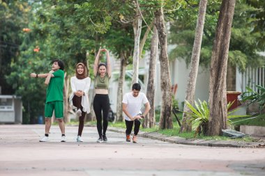 mutlu genç Asyalı insanlar egzersiz ve ısınmak