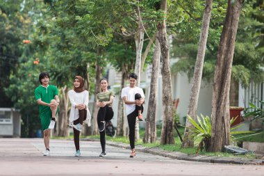 mutlu genç Asyalı insanlar egzersiz ve ısınmak