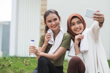 spor bir ara egzersiz ve selfie sonra