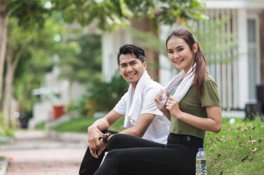 egzersiz sonra oturan spor insanlar