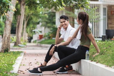 egzersiz sonra oturan spor insanlar