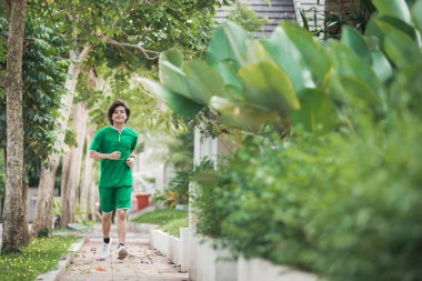 çalışan ve açık egzersiz Asyalı adam