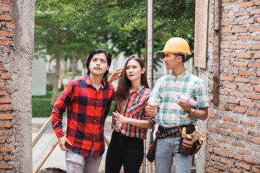 ev sahibi ile inşaat işçisi