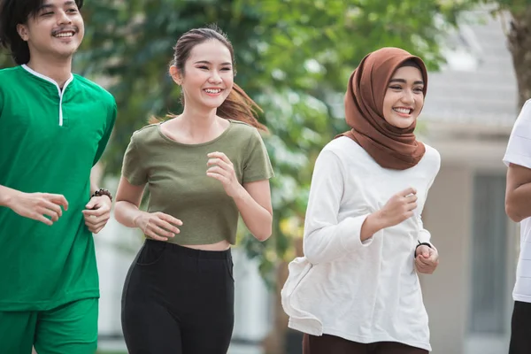 Feliz joven asiático personas ejercicio y calentamiento —  Fotos de Stock