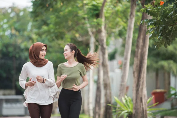 Feliz jovem asiático mulher exercício e aquecimento — Fotografia de Stock