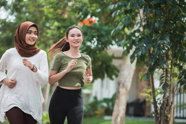 행복 한 젊은 아시아 여자 운동 및 워밍업 — 스톡 사진
