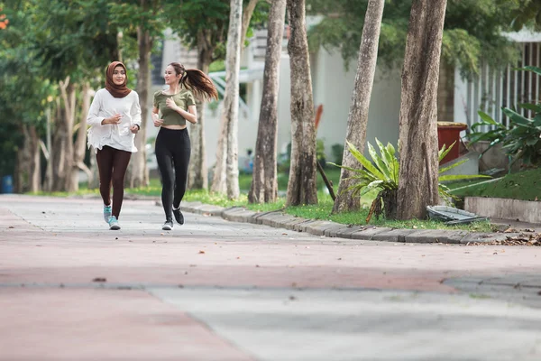 快乐年轻的亚洲妇女锻炼和热身 — 图库照片