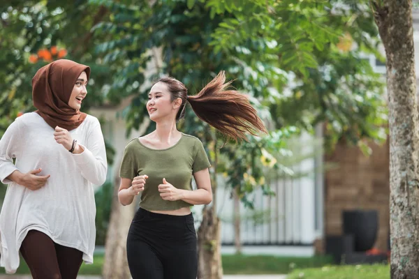 Feliz jovem asiático mulher exercício e aquecimento — Fotografia de Stock