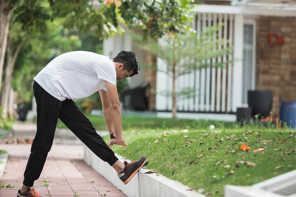 Gezonde actieve man opwarmen buiten — Stockfoto