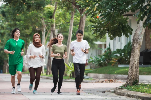 Heureux jeunes asiatiques personnes exercice et échauffement — Photo