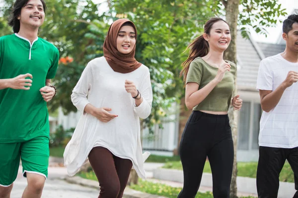 Heureux jeunes asiatiques personnes exercice et échauffement — Photo