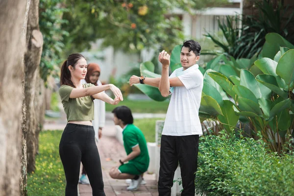 Feliz joven asiático personas ejercicio y calentamiento — Foto de Stock