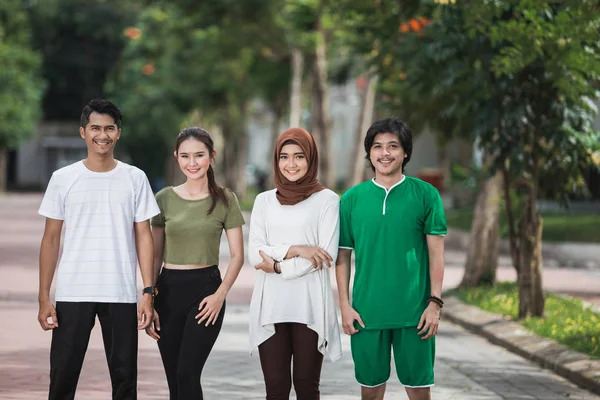 Glückliche junge asiatische Menschen treiben Sport und wärmen sich auf — Stockfoto