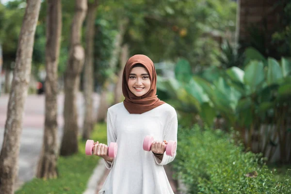 Junge asiatische muslimische Frau übt im Freien — Stockfoto
