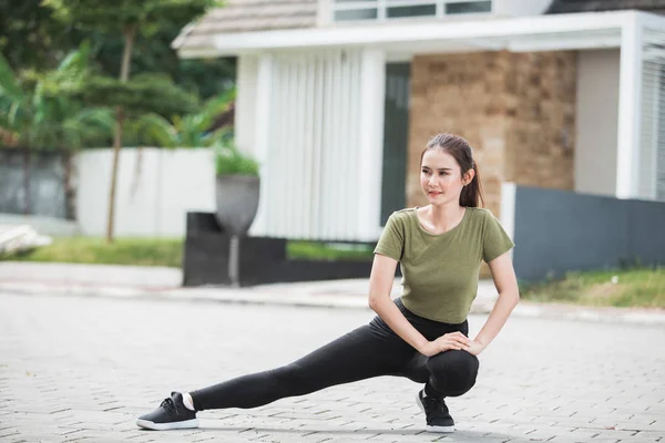 年轻的亚洲妇女热身和锻炼 — 图库照片