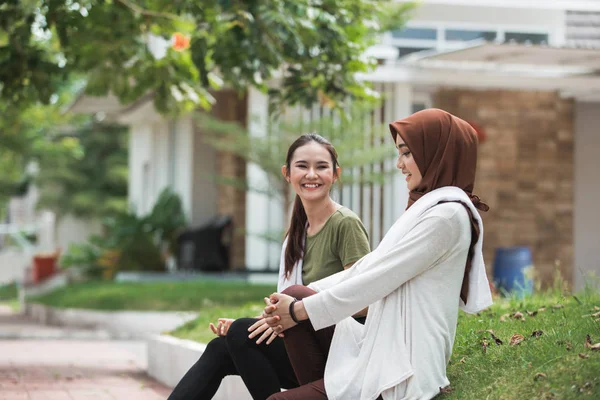 Olahraga wanita mengambil istirahat setelah berolahraga — Stok Foto