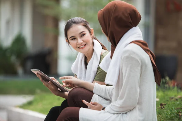 Sport femme prendre une pause après l'exercice et en utilisant comprimé pc — Photo