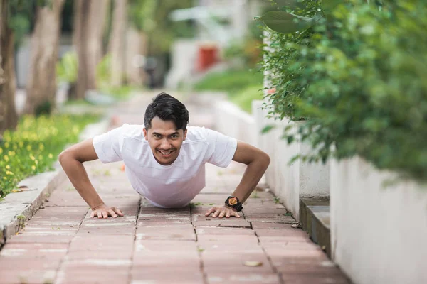 Sportowy człowiek push up i uśmiechający się — Zdjęcie stockowe