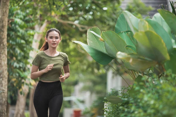 Asijské žena běh a cvičení venkovní — Stock fotografie