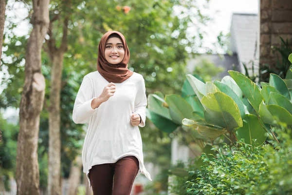 Mujer asiática corriendo y ejercitando al aire libre — Foto de Stock