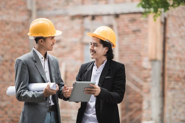 Diseñadores discutiendo plan de construcción — Foto de Stock