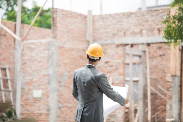 Architect kijken naar zijn huis de hij-build — Stockfoto