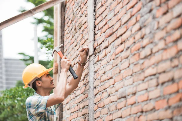 Bauarbeiter arbeitet — Stockfoto