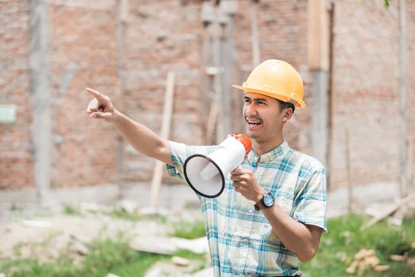 Trabalhador da construção civil que dá instrução ao seu empregado — Fotografia de Stock