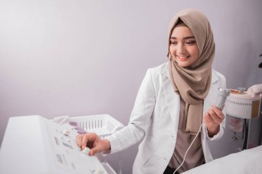 Onun ofisinde kadın güzellik uzmanı