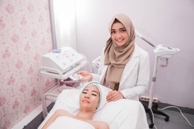 kadın tedavi sonrası yüz bakımı