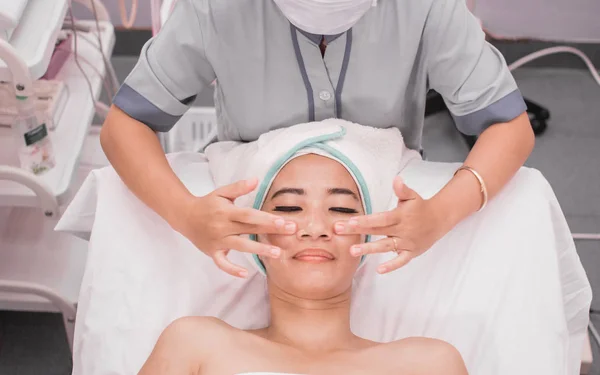 Esteticista dando massagem facial — Fotografia de Stock