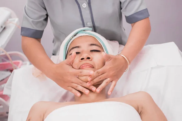 Esteticista dando massagem facial — Fotografia de Stock