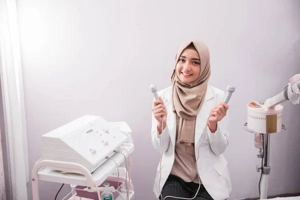 Muzułmanka kosmetyczka lekarz — Zdjęcie stockowe