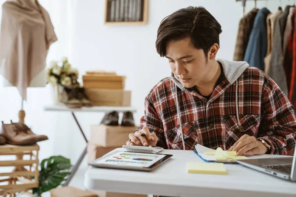 Kleine online winkel ondernemer werken vanuit huis — Stockfoto